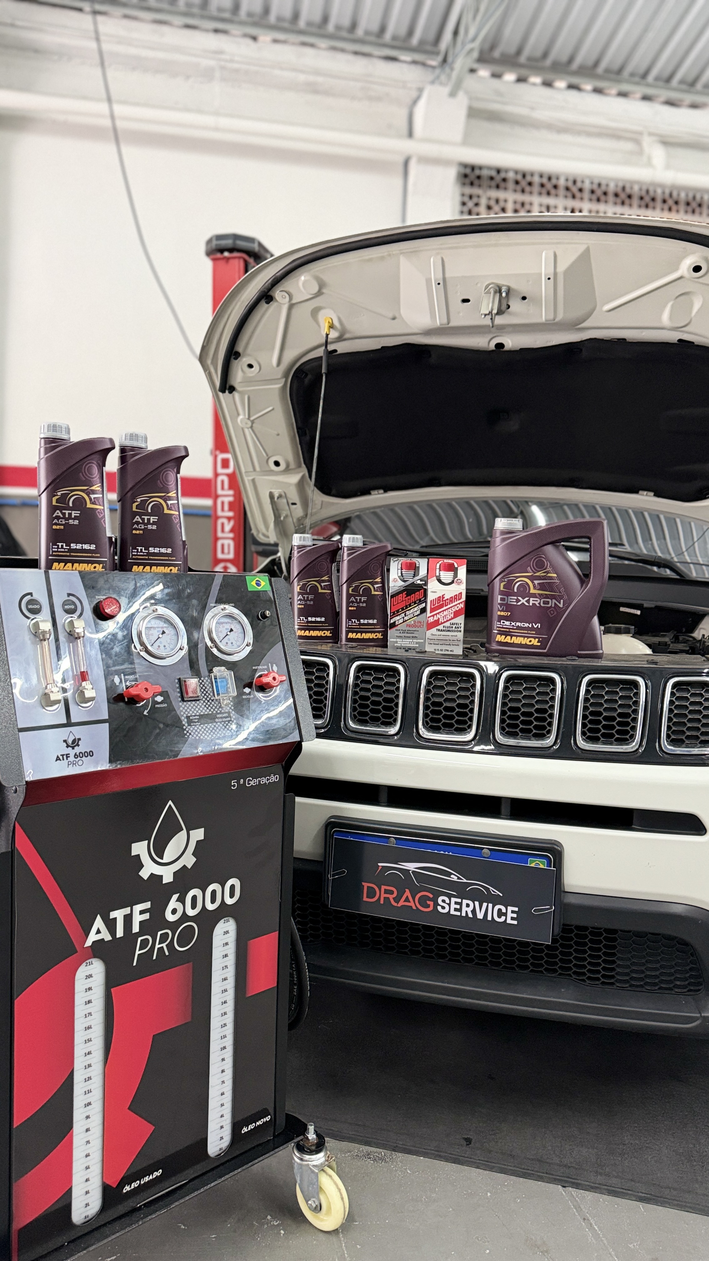 Câmbio automático em serviço de troca de óleo